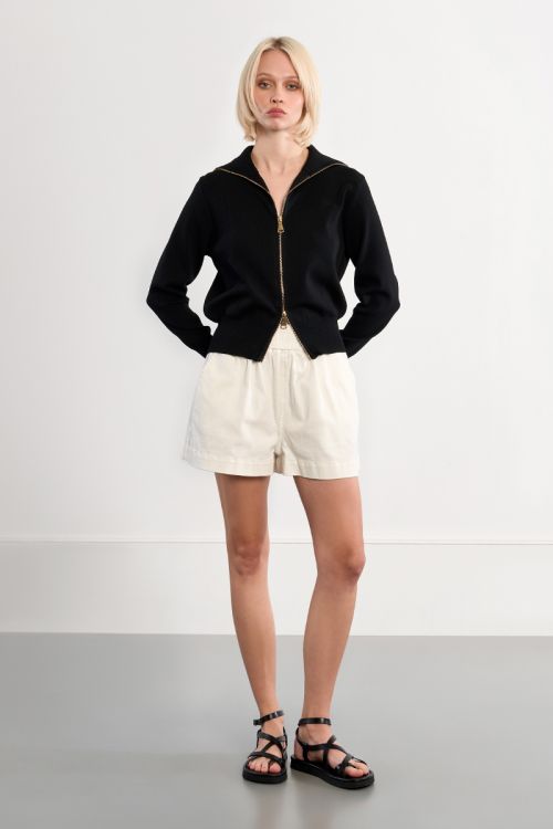 Chaqueta de mujer de manga larga, cuello muy alto.