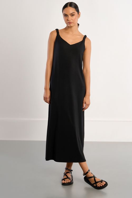 Vestido largo, de tirantes.