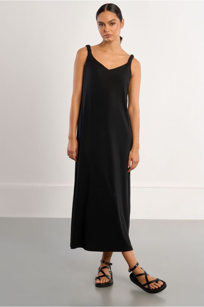 Vestido largo, de tirantes.