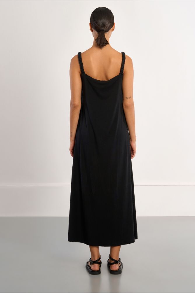 Vestido largo, de tirantes.