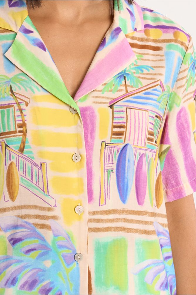 Camisa de mujer de manga corta, con estampado, cuello y solapa.