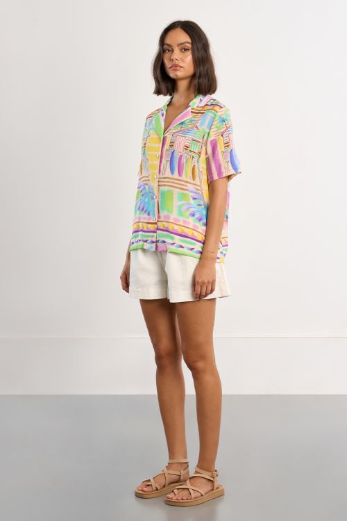 Camisa de mujer de manga corta, con estampado, cuello y solapa.