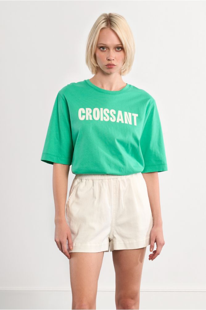 Camiseta de mujer de manga corta, con estampado.