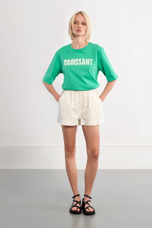 Camiseta de mujer de manga corta, con estampado.