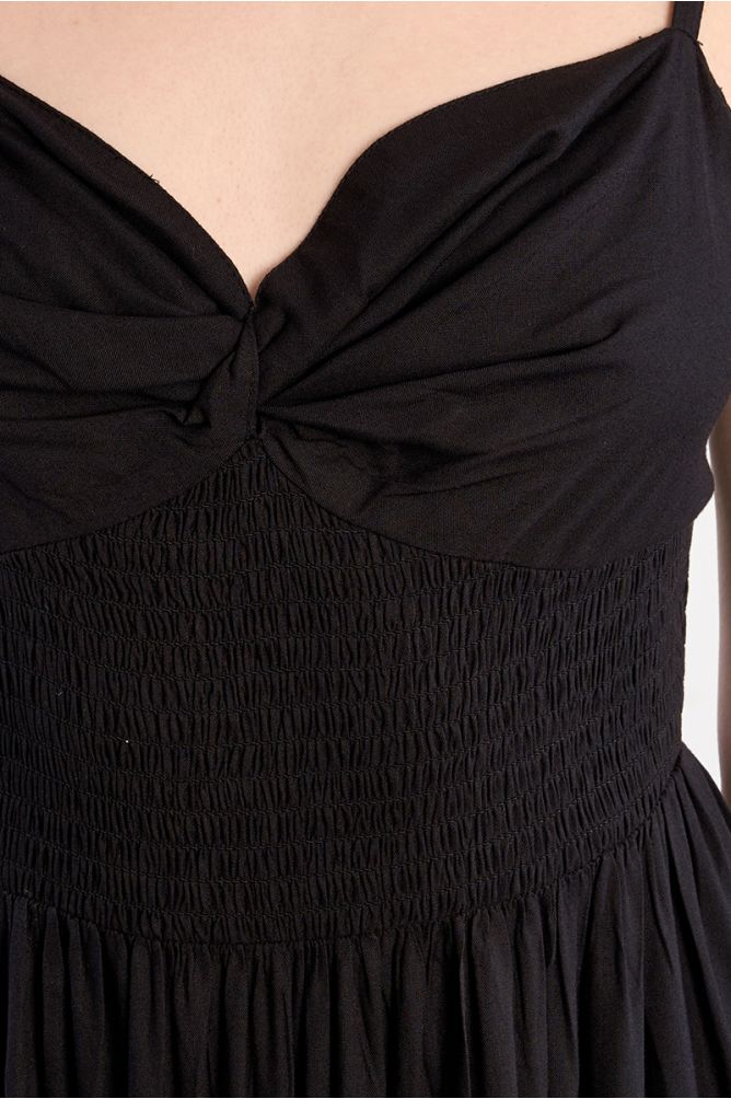 Vestido largo, de tirantes, con volantes.