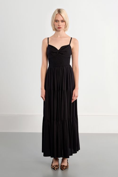 Vestido largo, de tirantes, con volantes.