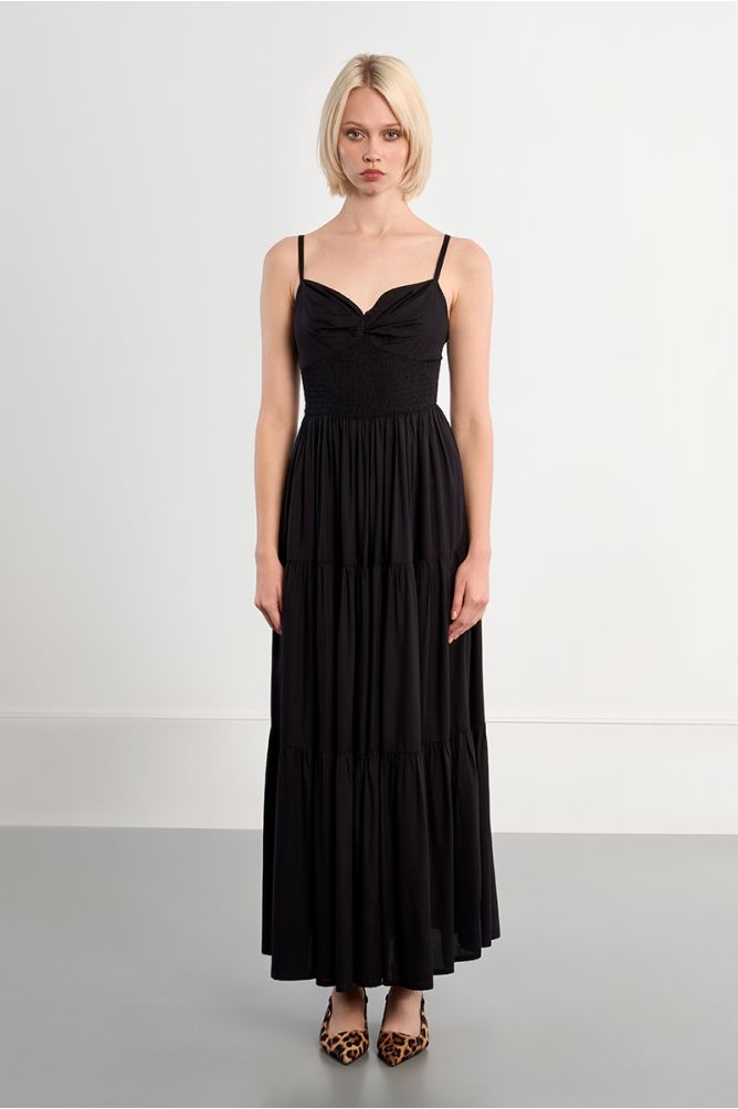 Vestido largo, de tirantes, con volantes.