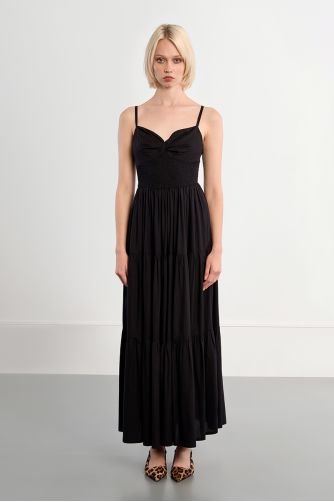 Vestido largo, de tirantes, con volantes.