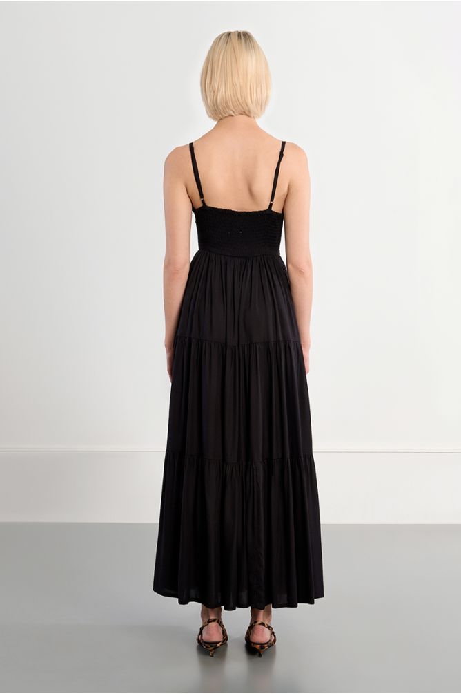 Vestido largo, de tirantes, con volantes.