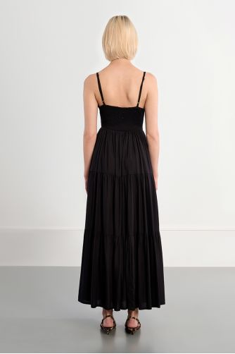 Vestido largo, de tirantes, con volantes.