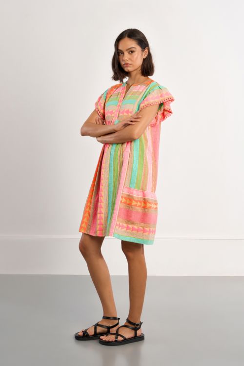 Vestido de manga corta, con estampado multicolor.