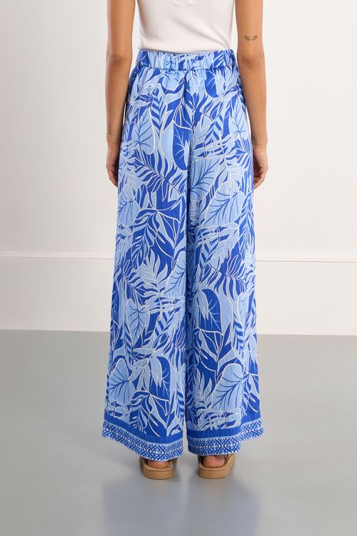 Pantalón de mujer largo, amplio, con estampado tropical.