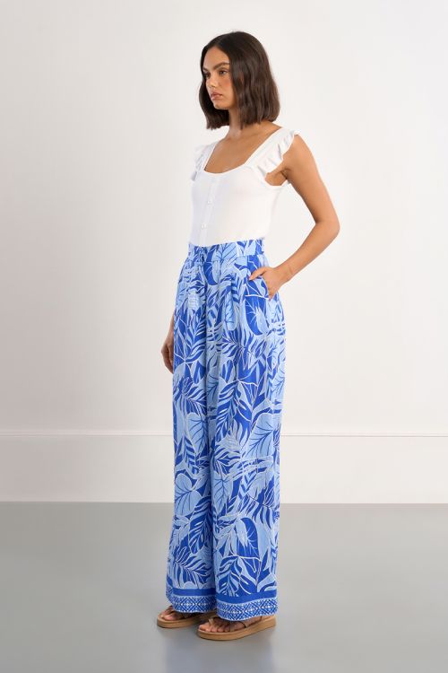 Pantalón de mujer largo, amplio, con estampado tropical.