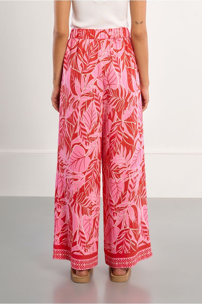 Pantalón de mujer largo, amplio, con estampado tropical.