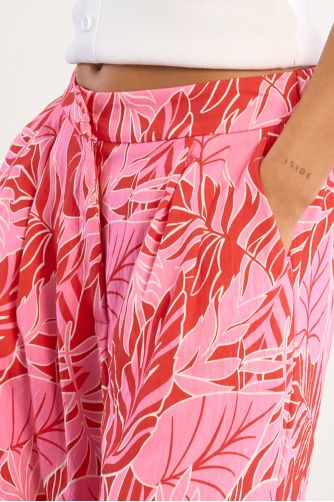 Pantalón de mujer largo, amplio, con estampado tropical.