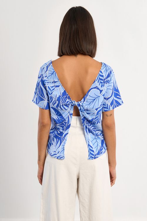 Top de mujer de manga corta, estampado tropical.