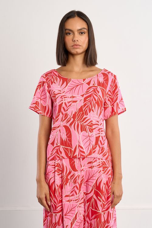 Top de mujer de manga corta, estampado tropical.
