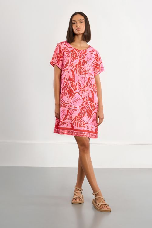 Vestido de manga corta, con estampado tropical.