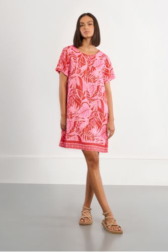 Vestido de manga corta, con estampado tropical.