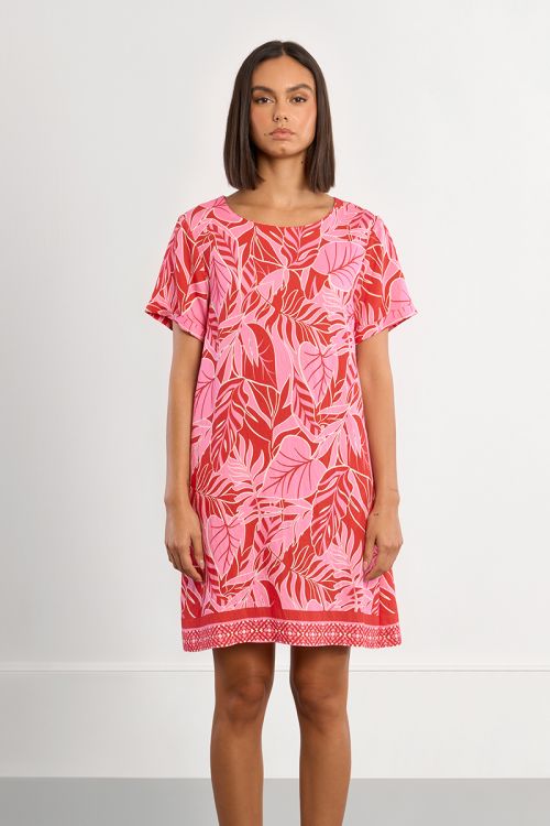 Vestido de manga corta, con estampado tropical.