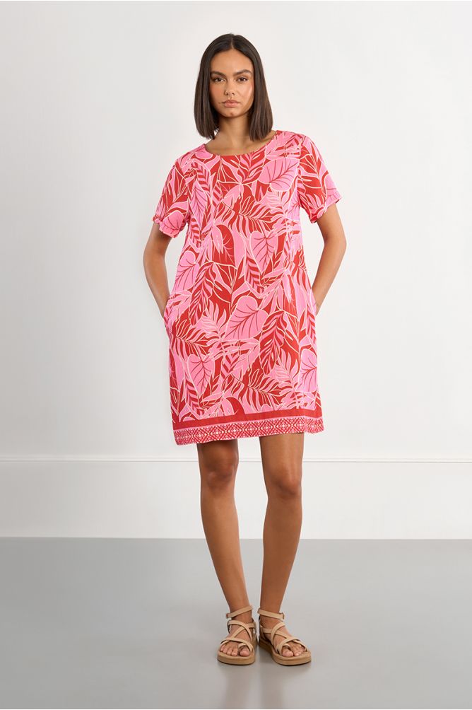 Vestido de manga corta, con estampado tropical.