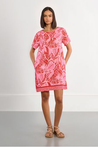 Vestido de manga corta, con estampado tropical.