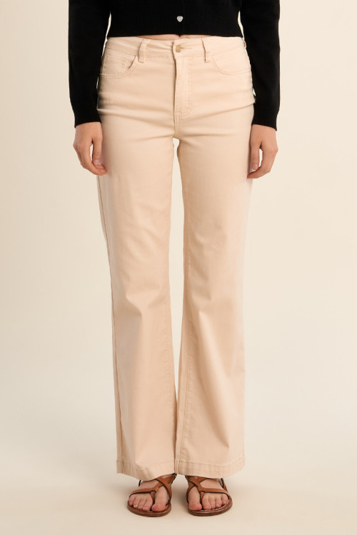 Pantalón de mujer largo, perneras rectas.