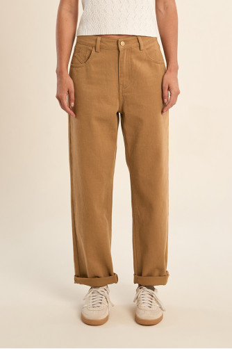 Pantalón de mujer tobillero, cinco bolsillos.