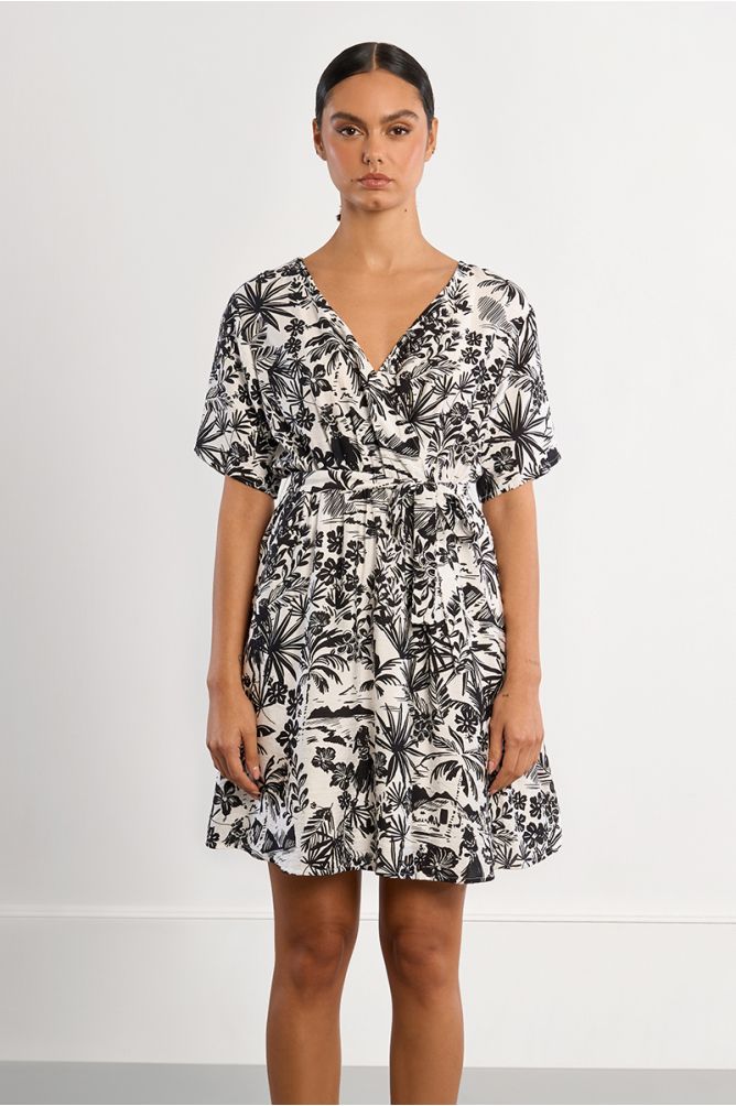 Vestido de manga corta, con lazada y estampado.