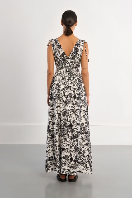 Vestido largo, sin manga, con estampado fantasía.