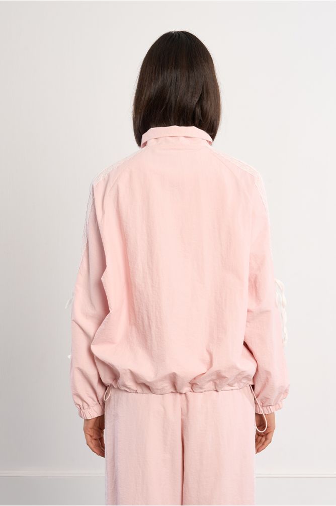 Chaqueta de mujer bomber, detalle de encaje.