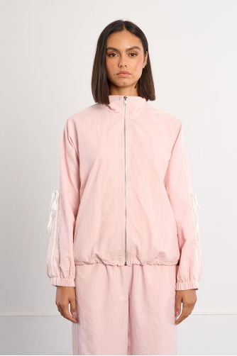 Chaqueta de mujer bomber, detalle de encaje.