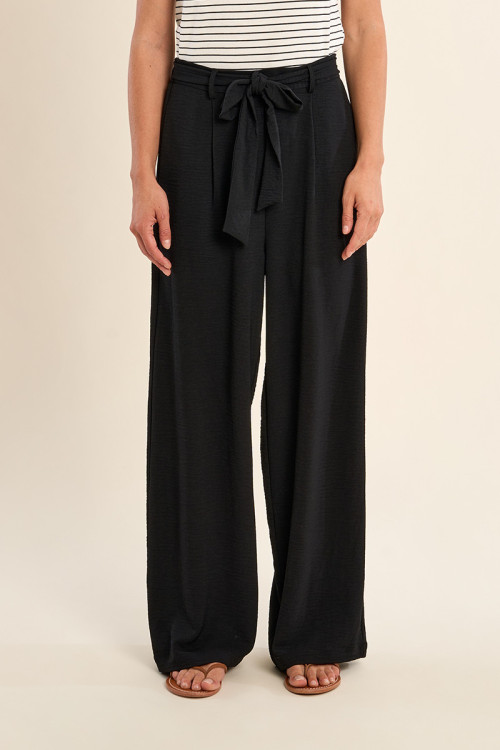 Pantalón de mujer largo, con lazada y pliegues.