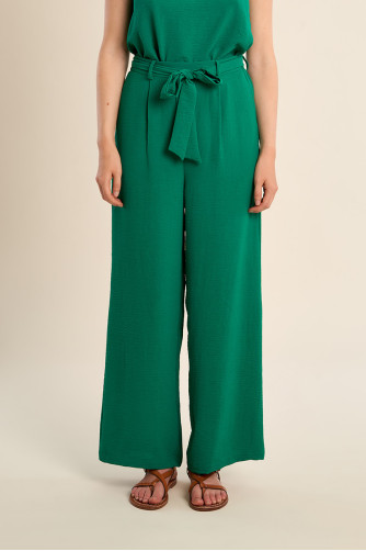 Pantalón de mujer largo, con lazada y pliegues.