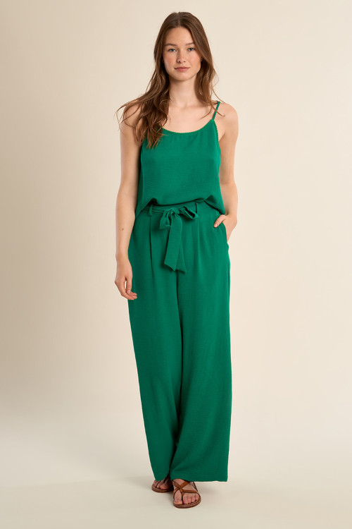 Pantalón de mujer largo, con lazada y pliegues.