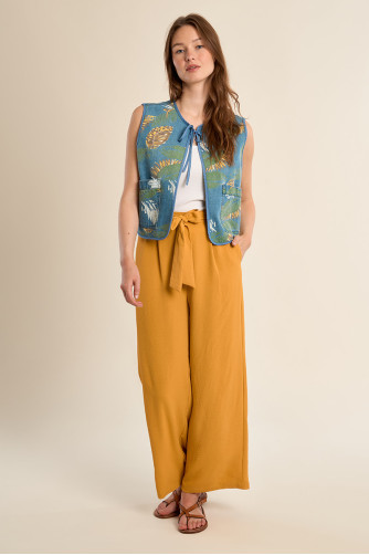 Pantalón de mujer largo, con lazada y pliegues.