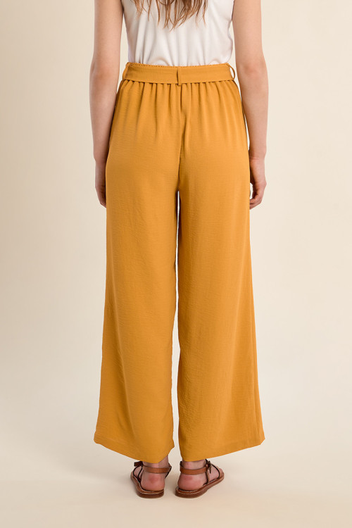 Pantalón de mujer largo, con lazada y pliegues.