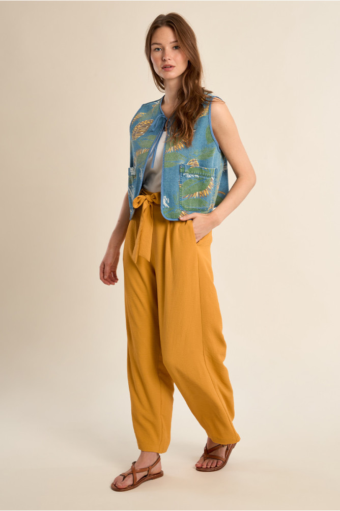 Pantalón de mujer largo, con lazada y pliegues.