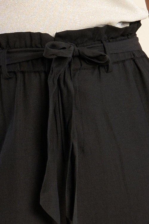 Pantalón de mujer tobillero, con estampado y lazada.
