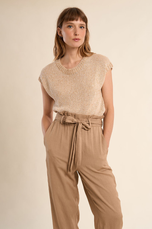 Pantalón de mujer tobillero, con estampado y lazada.