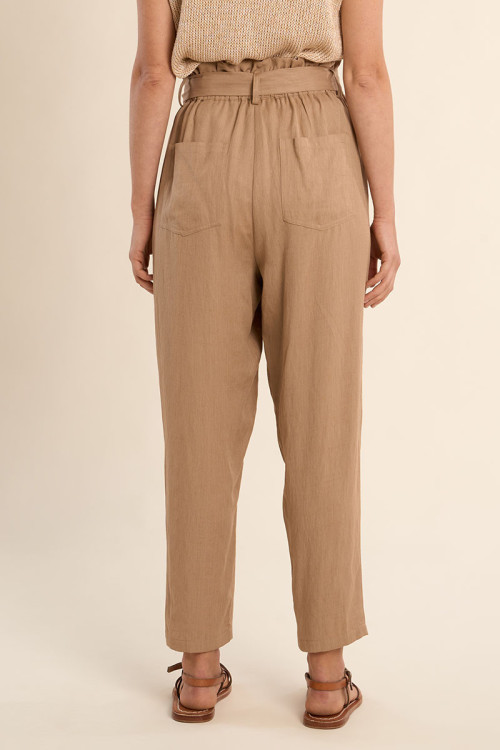 Pantalón de mujer tobillero, con estampado y lazada.