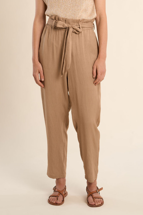 Pantalón de mujer tobillero, con estampado y lazada.