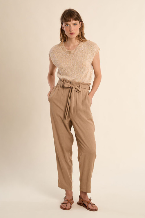 Pantalón de mujer tobillero, con estampado y lazada.