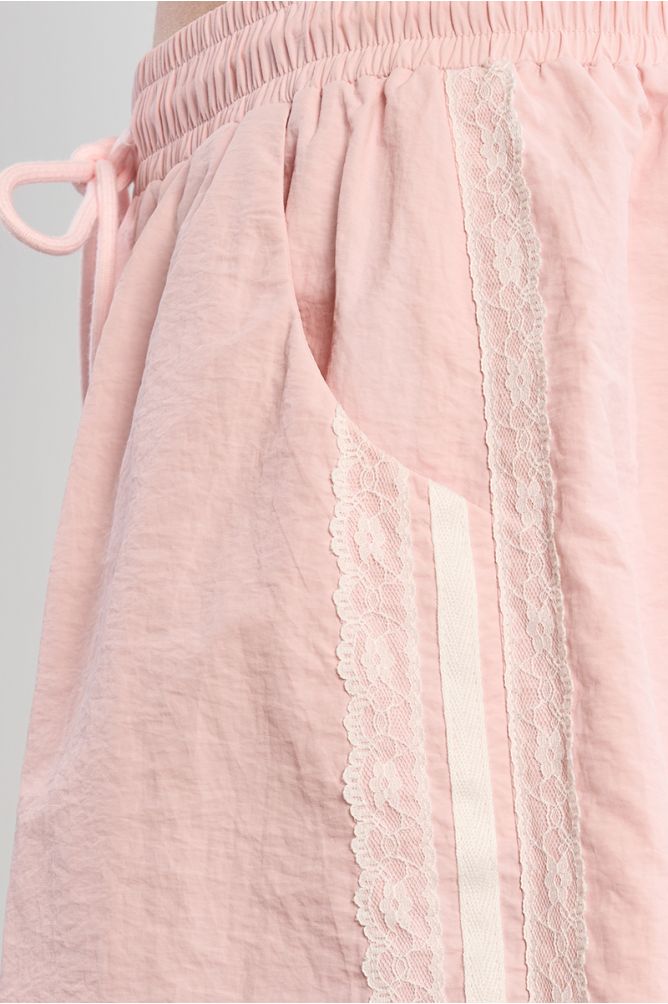 Short de survêtement en nylon et en dentelle