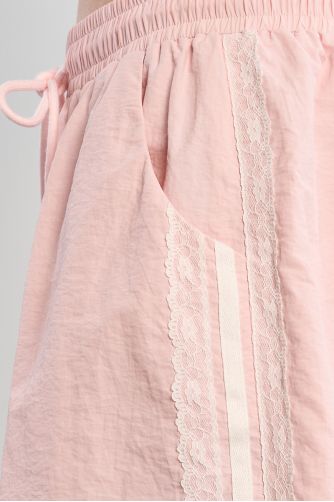 Short de survêtement en nylon et en dentelle