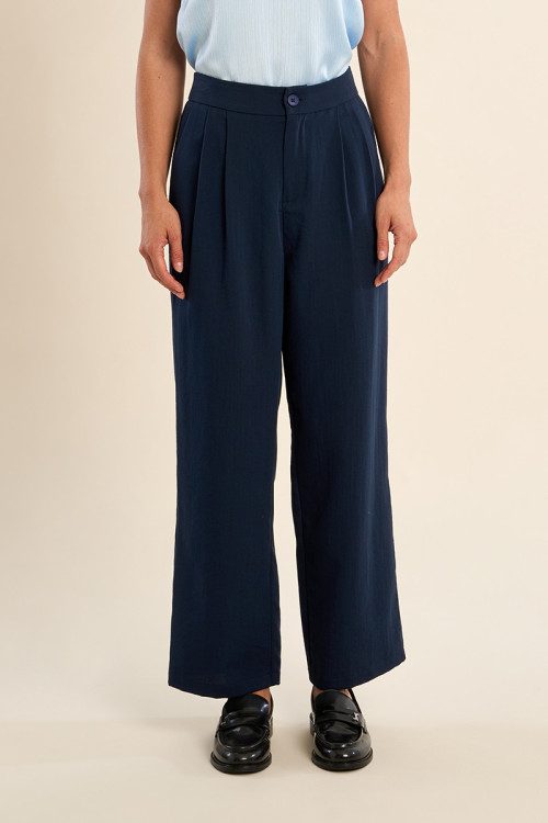 Pantalón de mujer tobillero, detalle pliegues.
