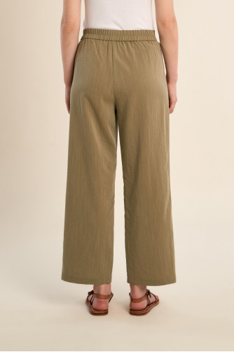 Pantalón de mujer tobillero, detalle pliegues.