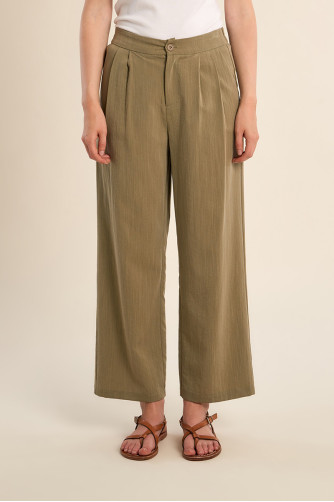 Pantalón de mujer tobillero, detalle pliegues.