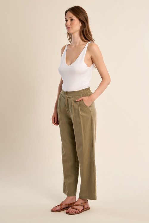 Pantalón de mujer tobillero, detalle pliegues.
