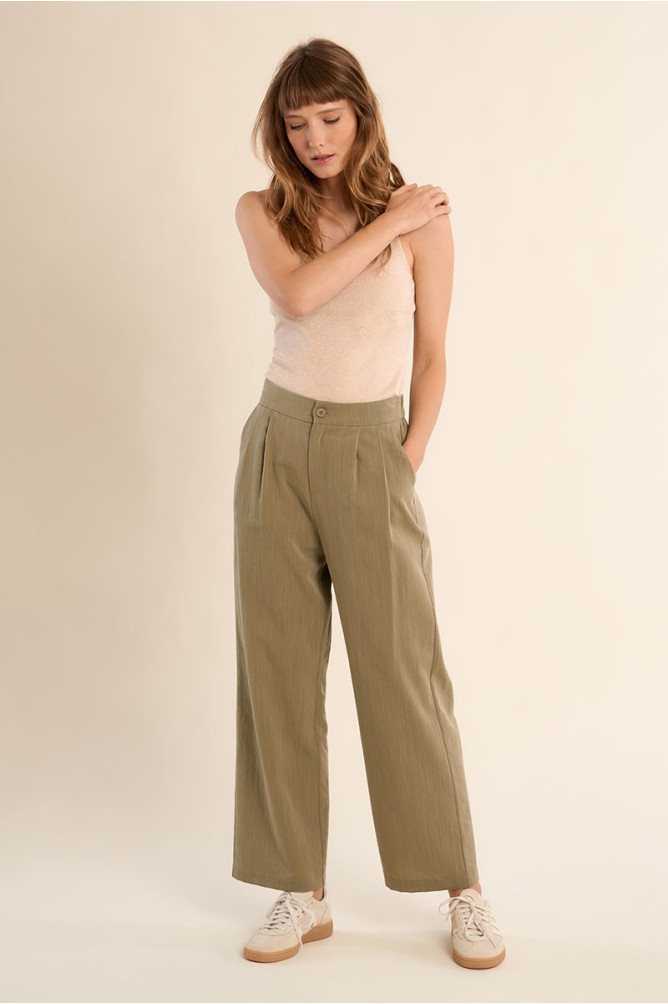 Pantalón de mujer tobillero, detalle pliegues.